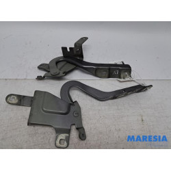 Renault - Clio - Bonnet Hinge