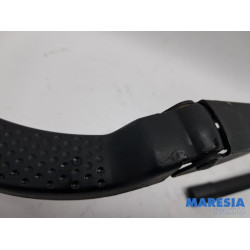 Renault - Clio - Front wiper arm