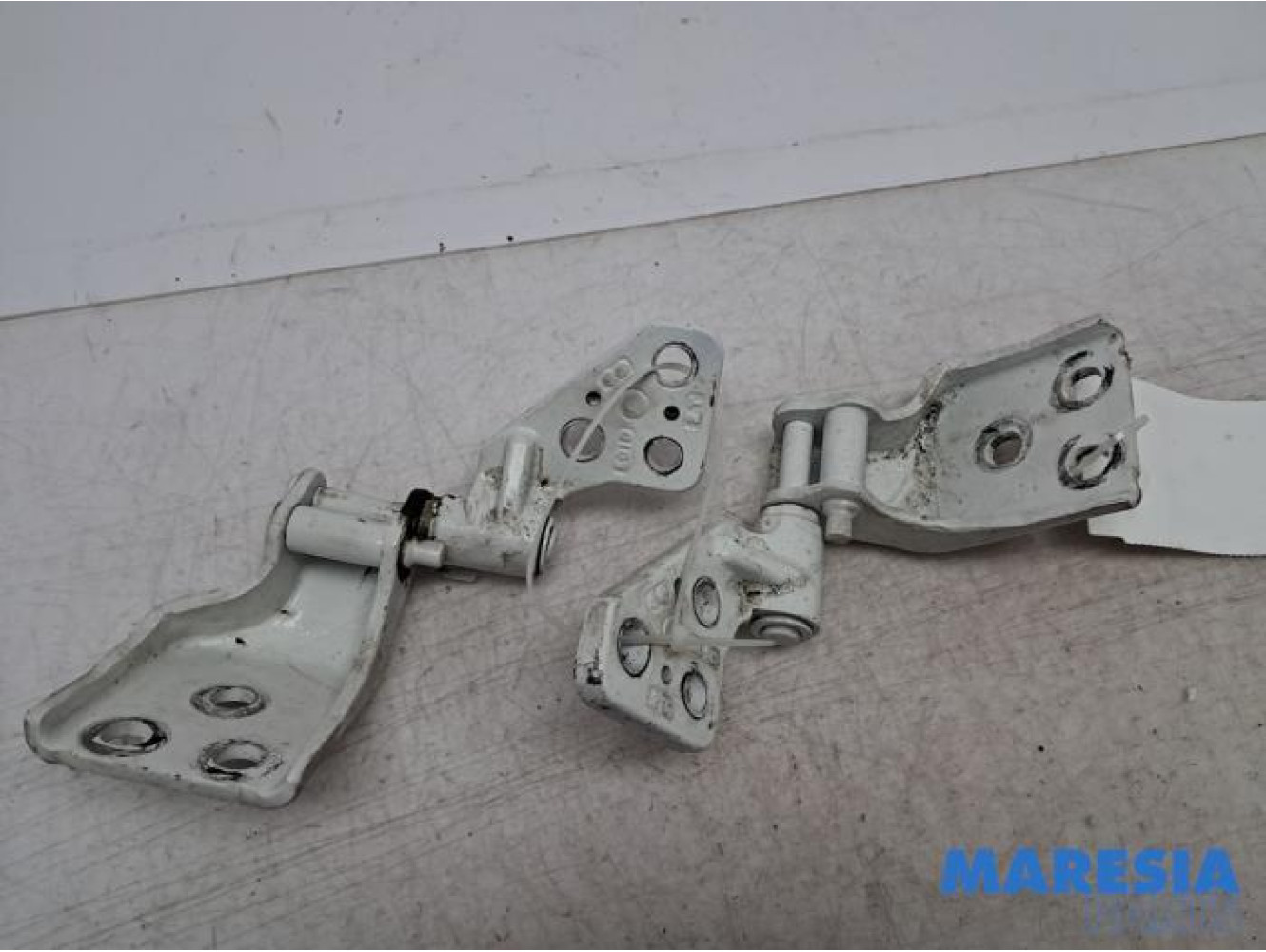 Peugeot - Partner - Rear door hinge, left