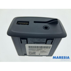 Renault - Clio - AUX / USB-Anschluss