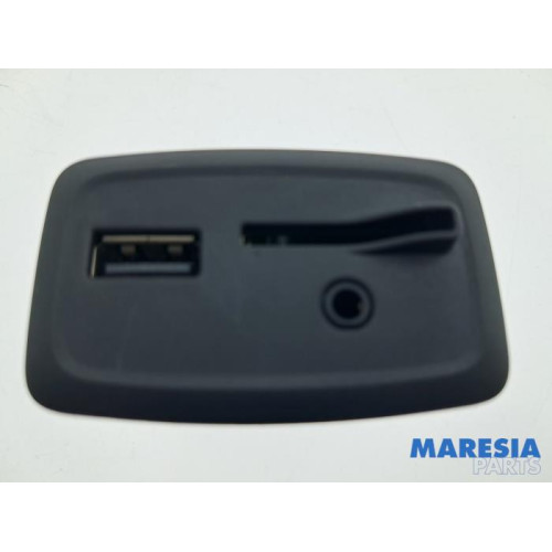 Renault - Clio - AUX / USB-Anschluss