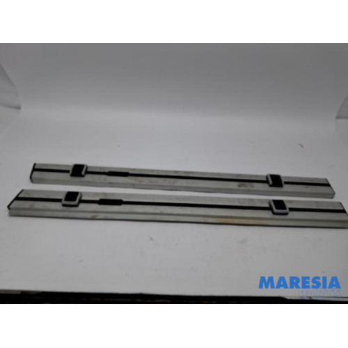Alfa Romeo - Stelvio - Kofferbakbekleding links