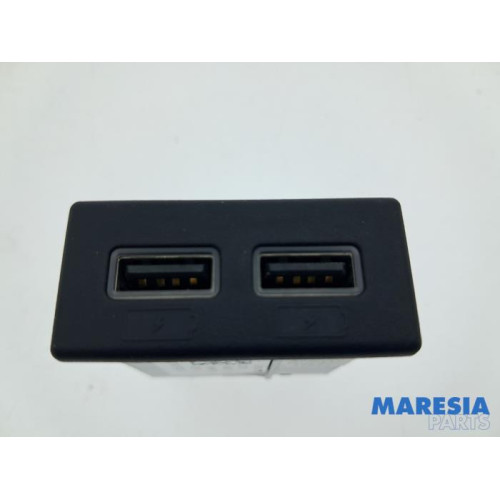 Alfa Romeo - Stelvio - AUX/USB aansluiting