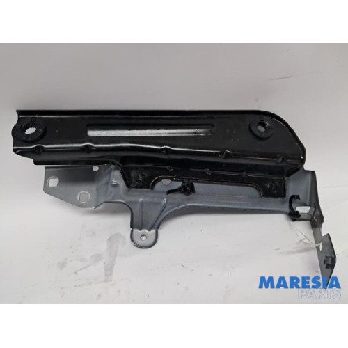 Alfa Romeo - Stelvio - Front right screen carrier