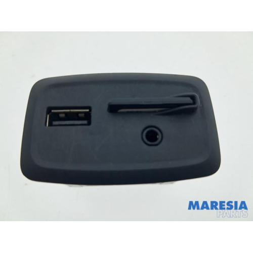 Renault - Captur - AUX / USB-Anschluss
