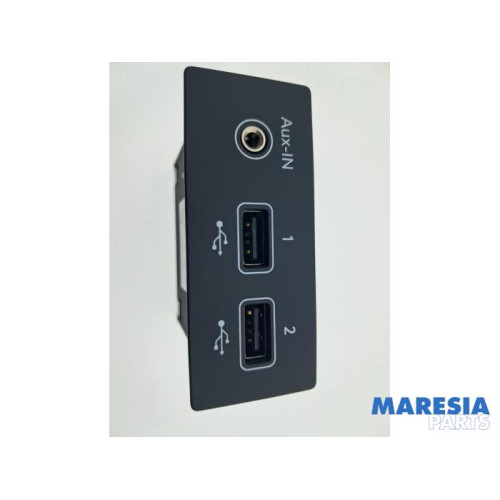 Renault - Clio - AUX / USB connection