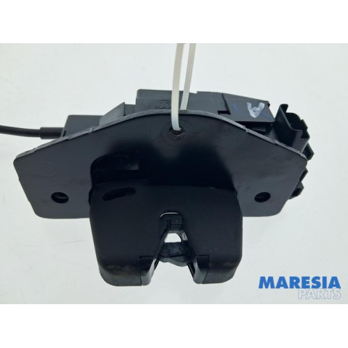 Peugeot - 408 - Tailgate lock mechanism