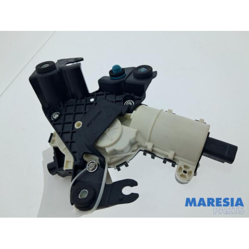 Peugeot - 408 - Tailgate lock mechanism