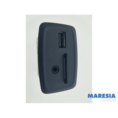 Renault - Captur - AUX / USB connection