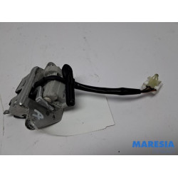 Alfa Romeo - 159 - Tailgate lock mechanism
