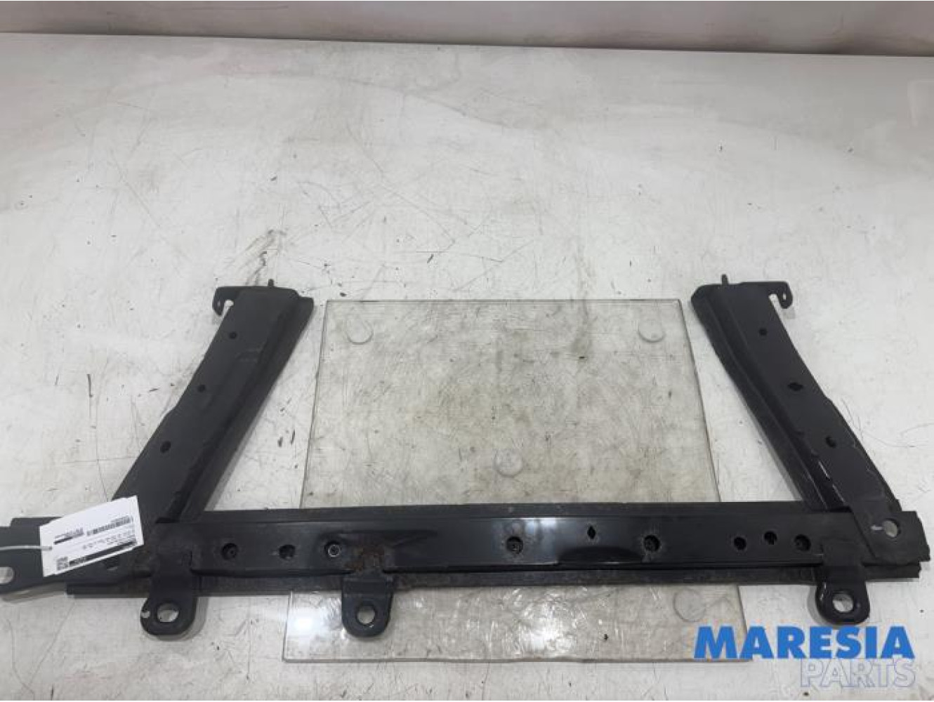 Renault - Clio - Radiator bar