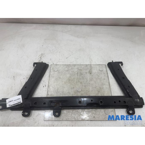 Renault - Clio - Radiator bar