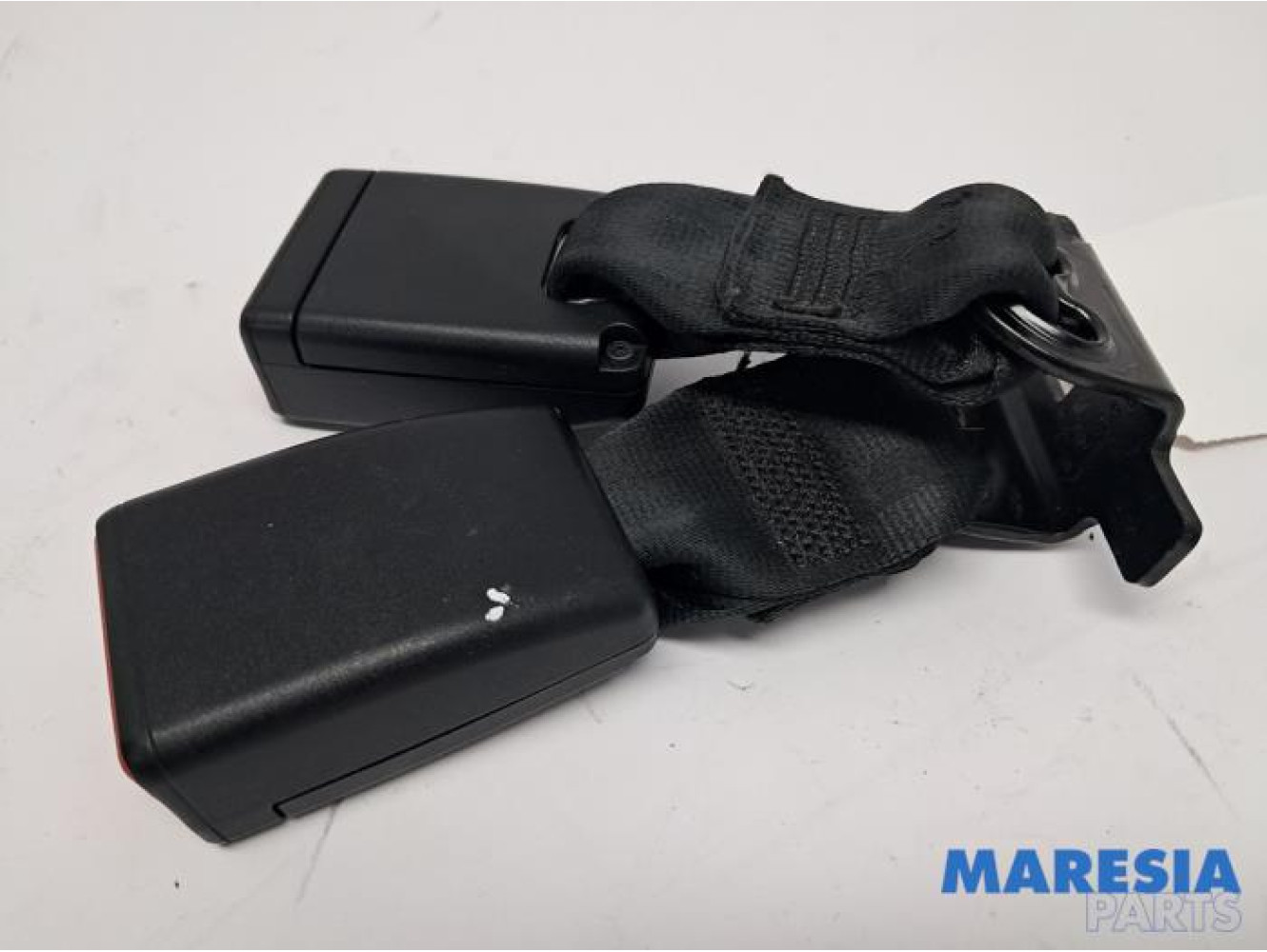 Peugeot - 208 - Insertion ceinture de sécurité arrière droite