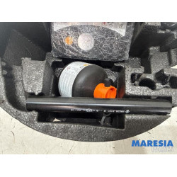 Renault - Clio - Tyre repair kit