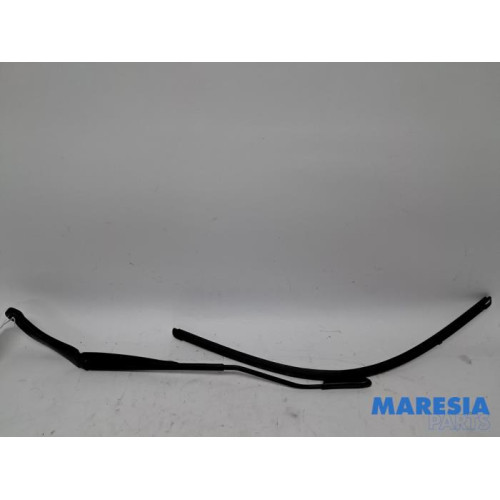 Renault - Captur - Front wiper arm