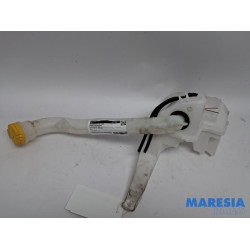 Renault - Clio - Front windscreen washer reservoir