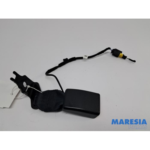 Peugeot - 208 - Insertion ceinture de sécurité arrière gauche
