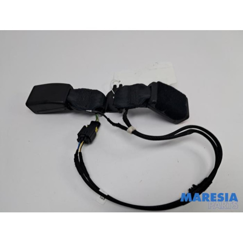 Peugeot - 208 - Insertion ceinture de sécurité arrière droite