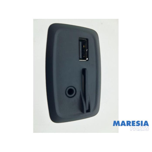 Renault - Captur - AUX / USB connection
