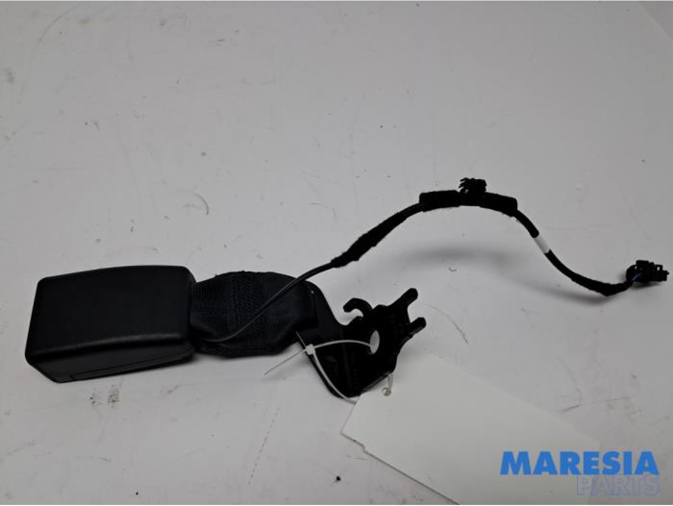 Peugeot - 208 - Insertion ceinture de sécurité arrière gauche