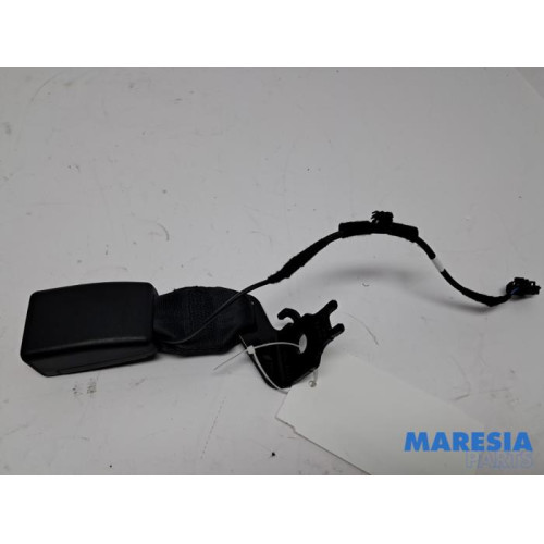 Peugeot - 208 - Insertion ceinture de sécurité arrière gauche
