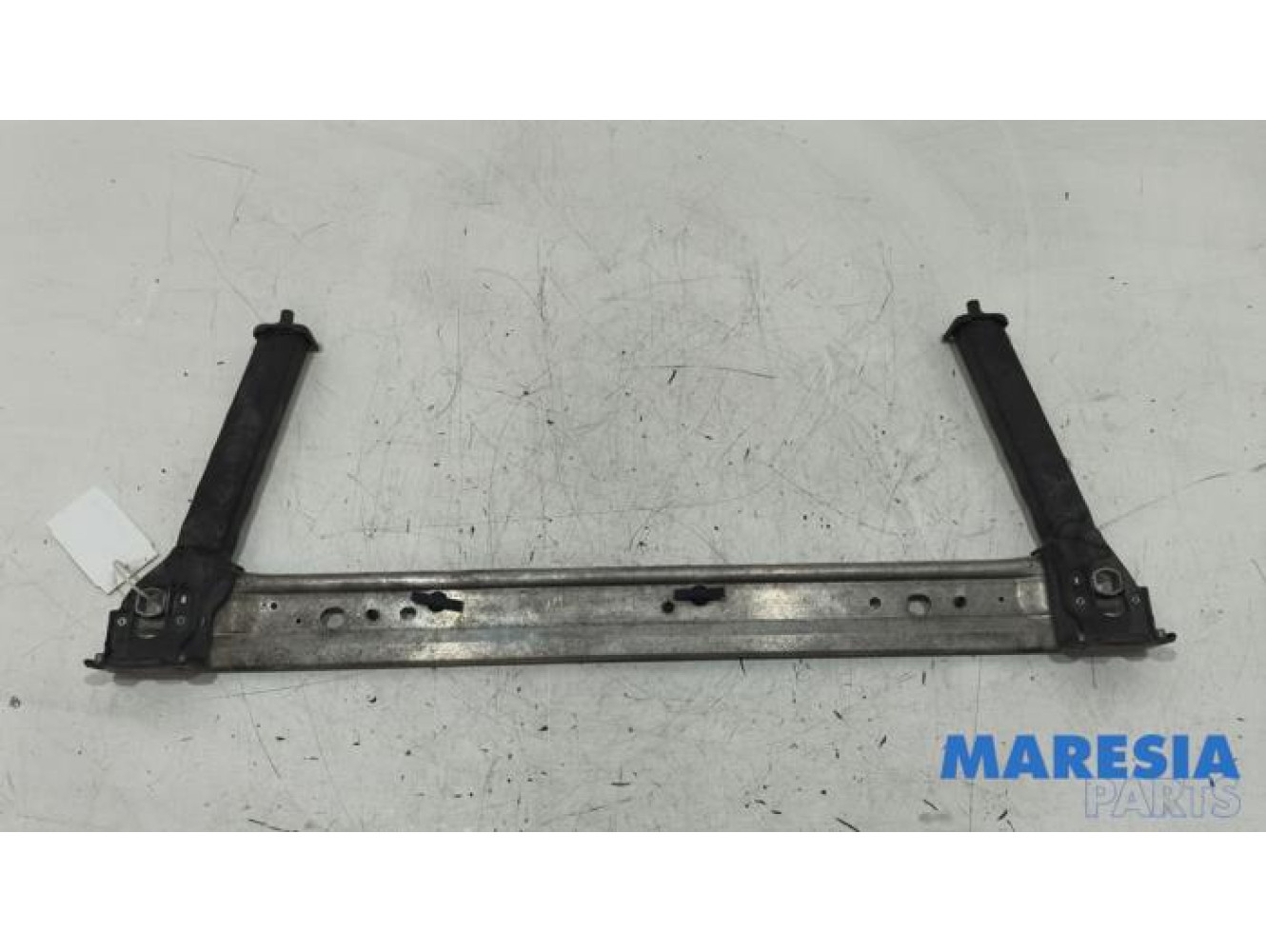 Renault - Megane - Radiator bar