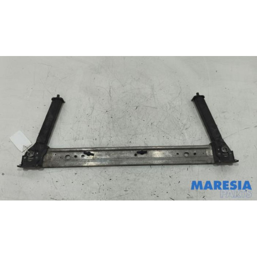 Renault - Megane - Radiator bar