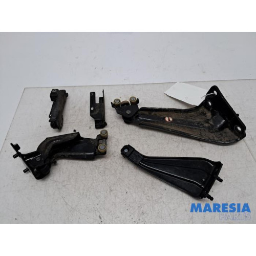 Peugeot - Partner - Schiebetürrolle rechts