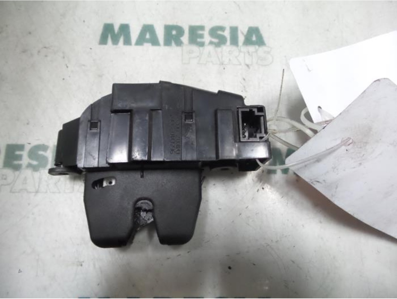 Peugeot - 207 - Tailgate lock mechanism
