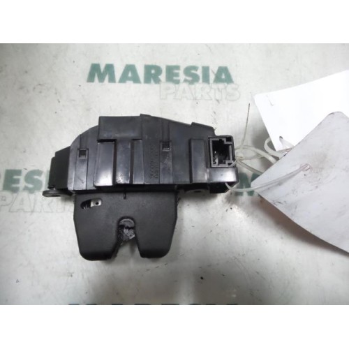 Peugeot - 207 - Tailgate lock mechanism