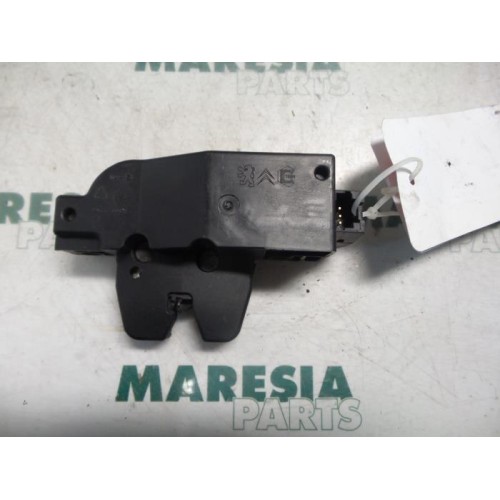 Peugeot - 307 - Tailgate lock mechanism