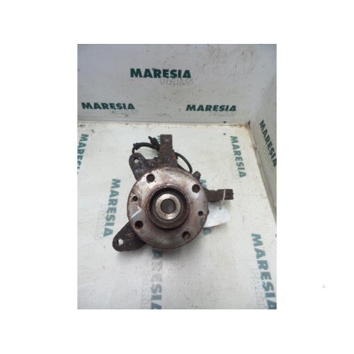 Renault - Megane - Fusee links-voor