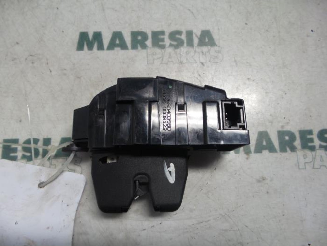 Peugeot - 207 - Tailgate lock mechanism