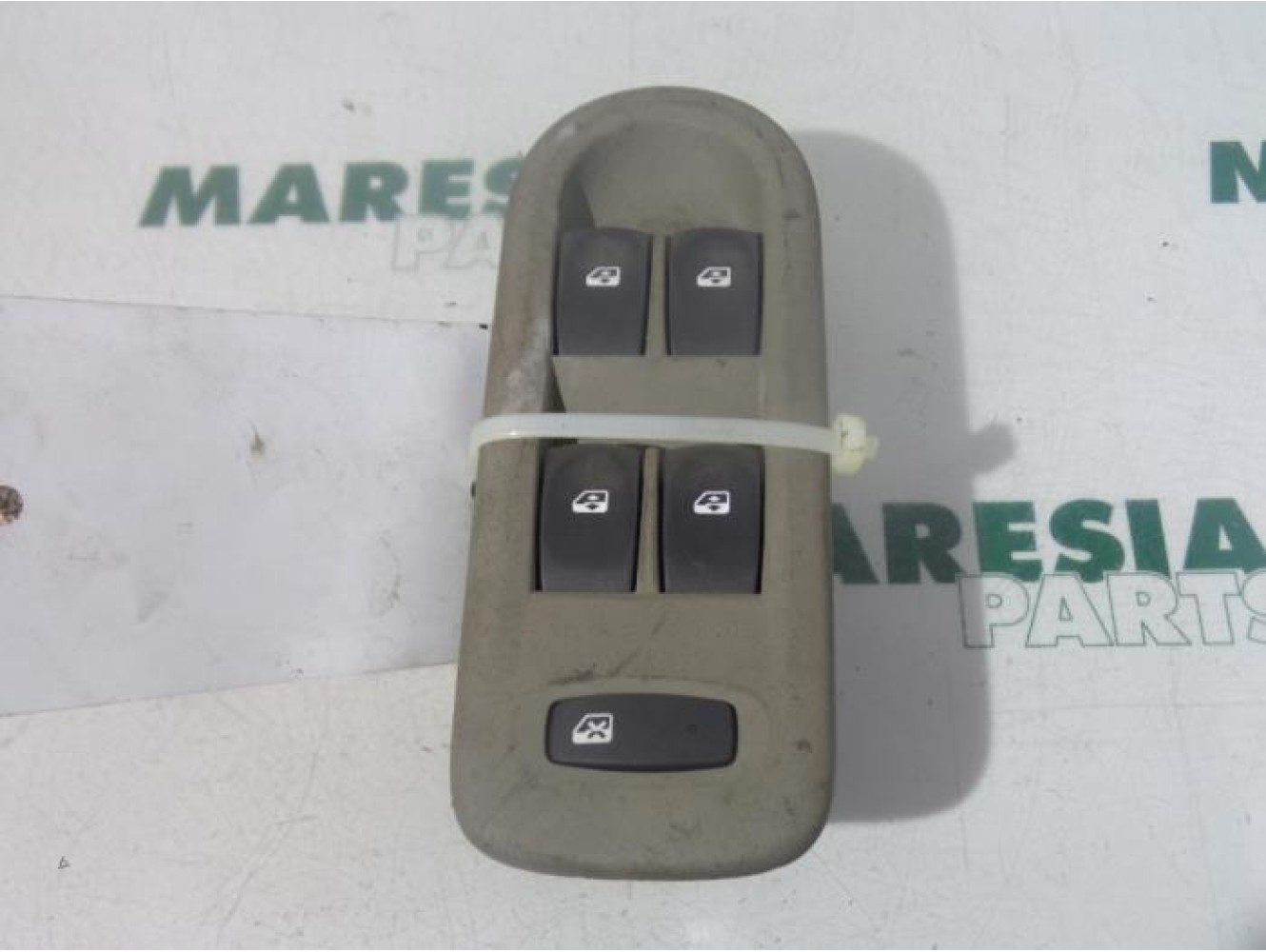 Renault - Clio - Multi-functional window switch