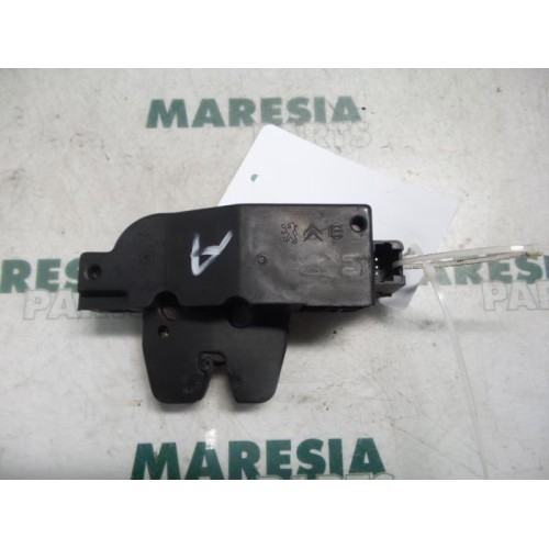 Peugeot - 206 - Tailgate lock mechanism