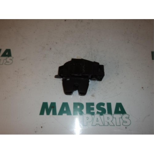 Peugeot - 207 - Tailgate lock mechanism