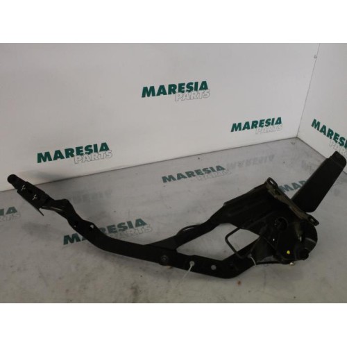 Peugeot - 206 - Tailgate hinge