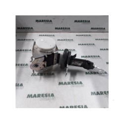 Renault - Clio - Rear seatbelt, centre