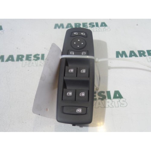 Renault - Megane - Multi-functional window switch