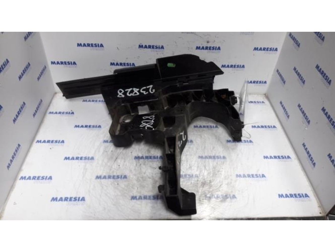 Renault - Megane - Front bumper frame