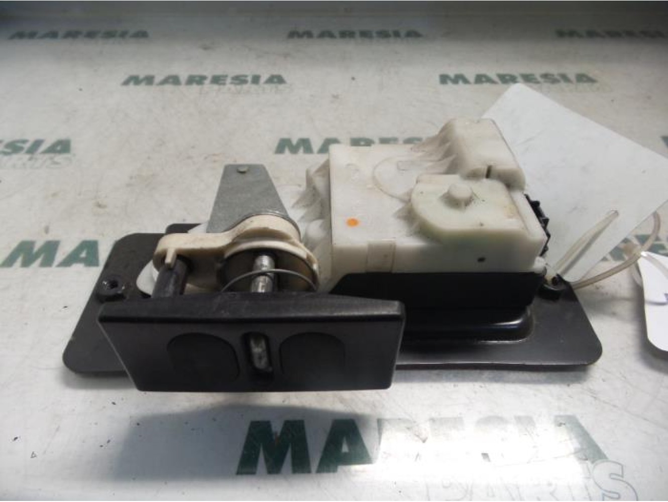 Peugeot - 607 - Tailgate lock mechanism