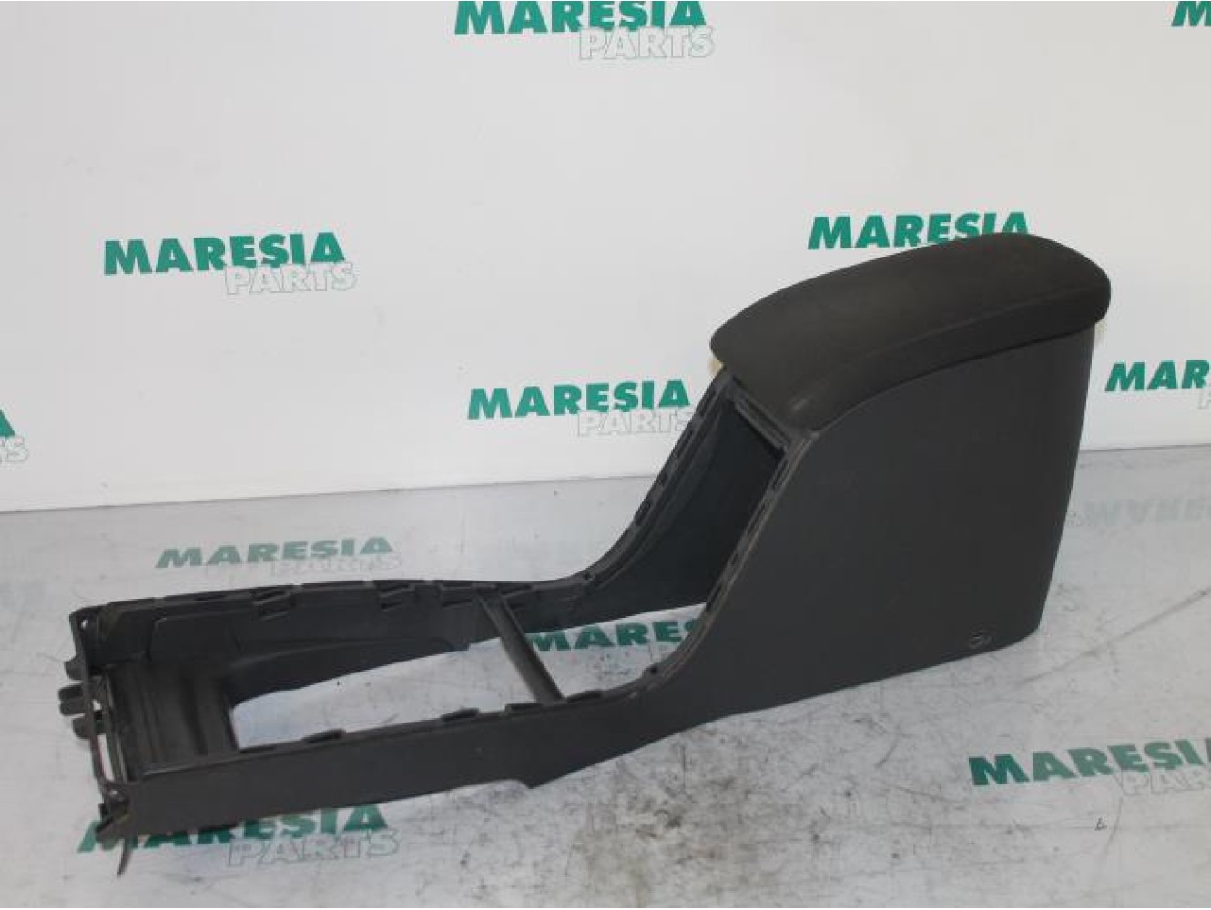 Renault - Megane - Armrest