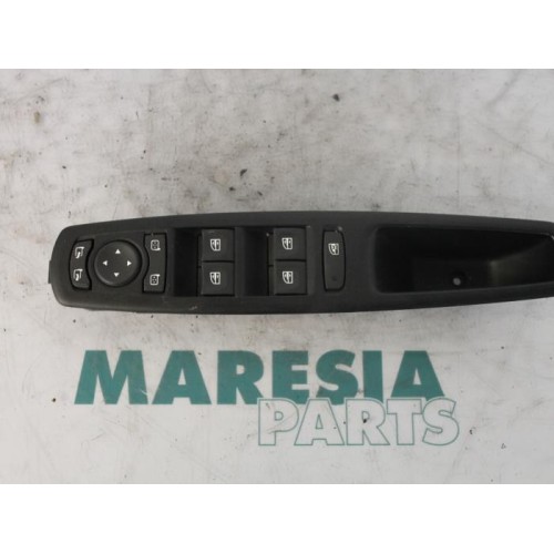 Renault - Megane Scenic - Multi-functional window switch