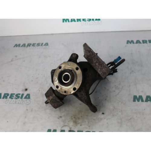 Citroen - C5 - Fusee links-voor