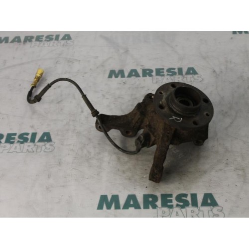 Renault - Clio - Knuckle, front right