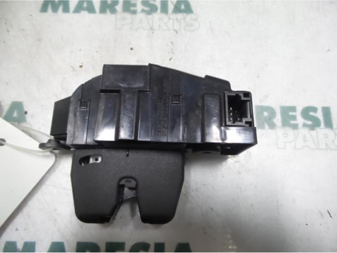 Peugeot - 207 - Tailgate lock mechanism
