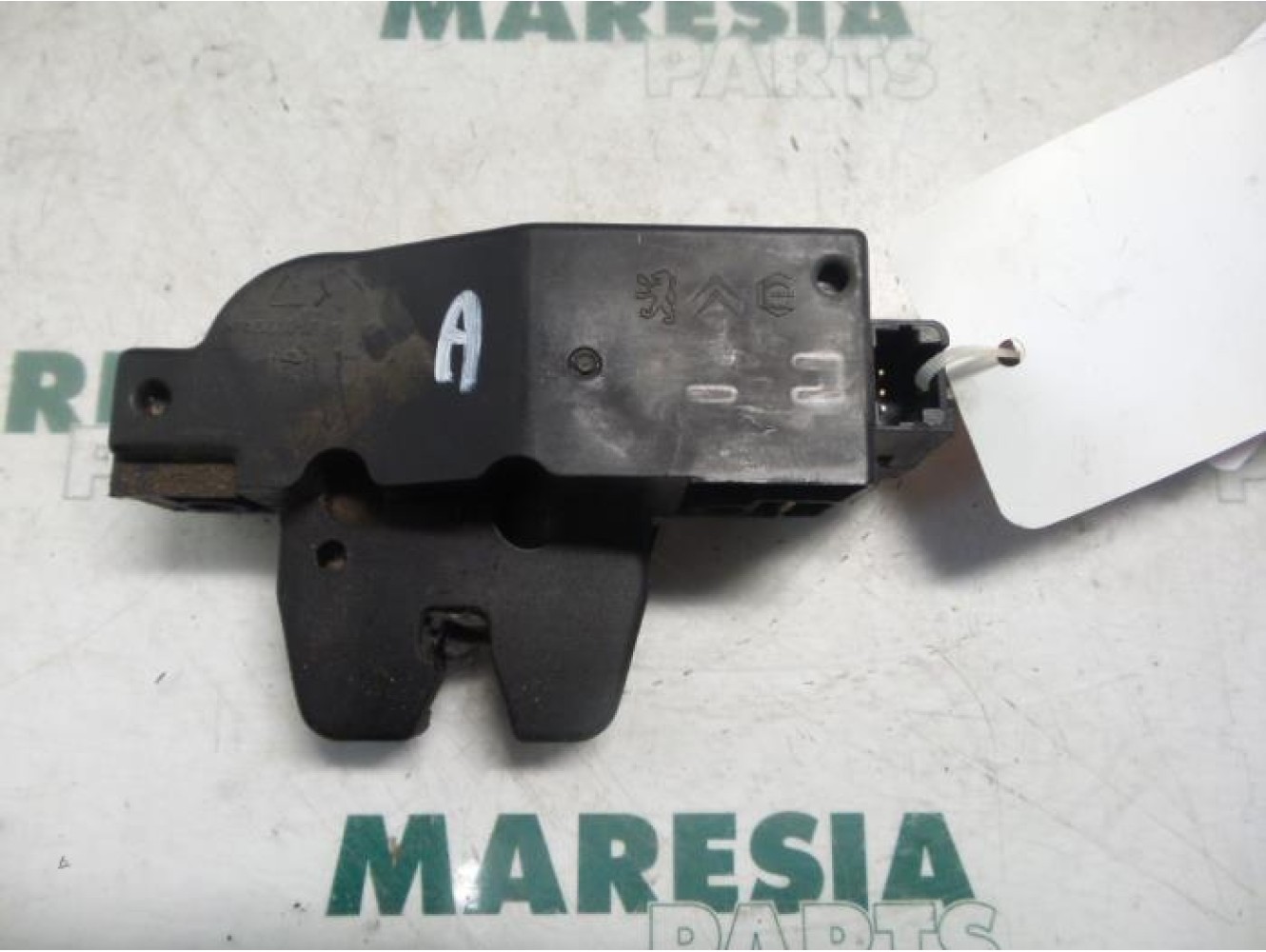 Peugeot - 307 - Tailgate lock mechanism