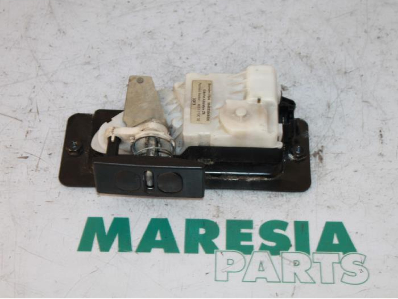 Peugeot - 607 - Tailgate lock mechanism