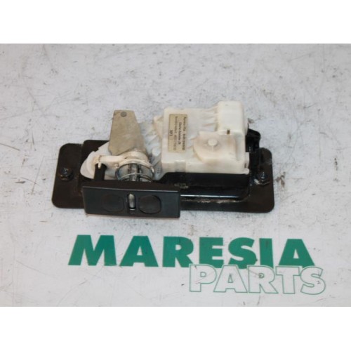 Peugeot - 607 - Tailgate lock mechanism
