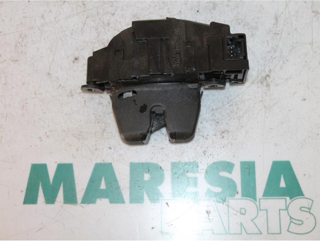 Peugeot - 207 - Tailgate lock mechanism